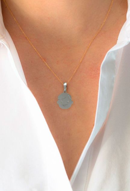 Colgante plata silueta niño 266_022677-1-1 puesta