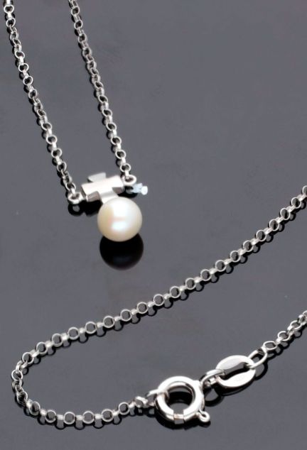 Gargantilla de plata motivo cruz sobre perla 266_023726-1-1 toma sin recortar fondo negro