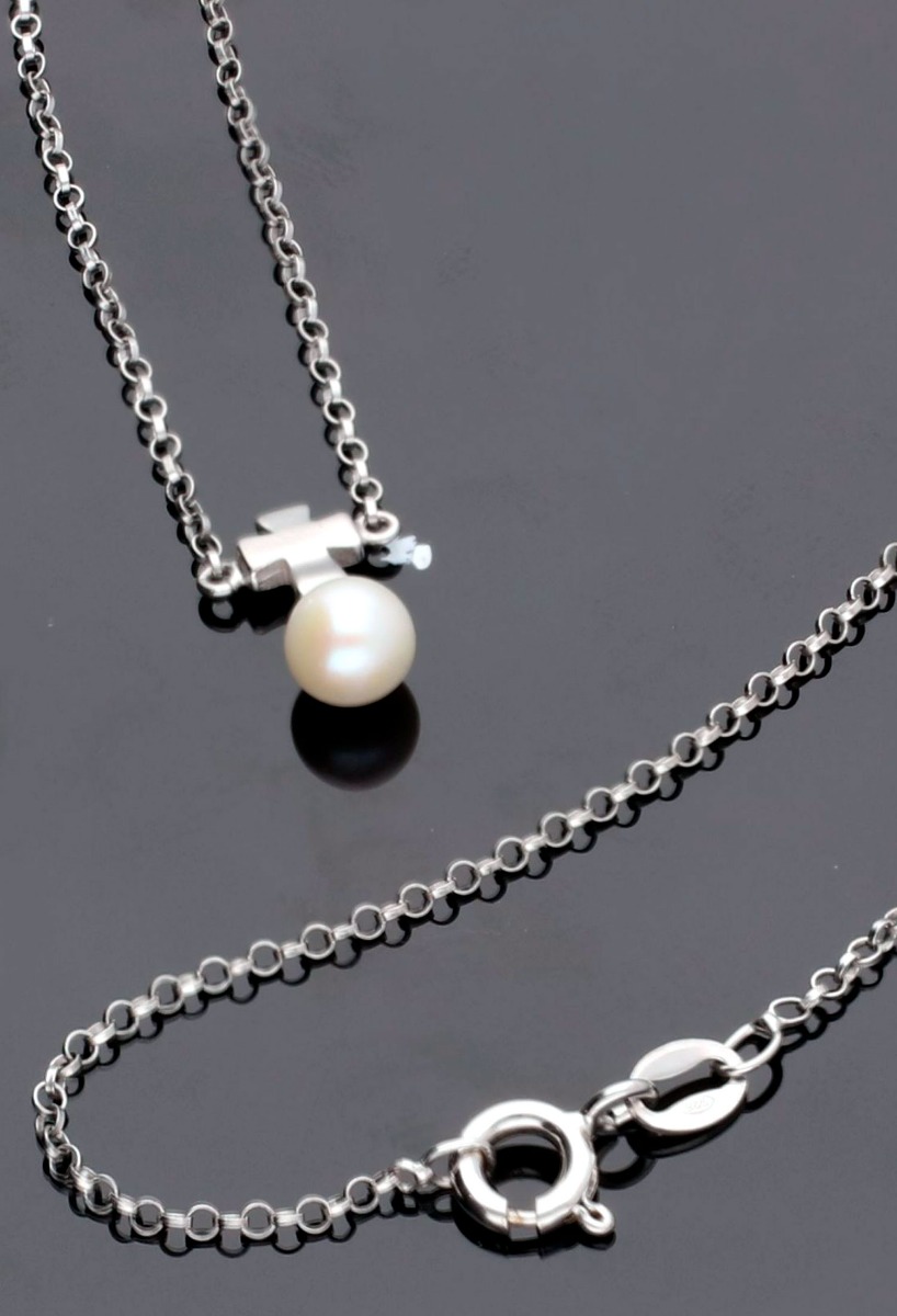 Gargantilla de plata motivo cruz sobre perla 266_023726-1-1 toma sin recortar fondo negro