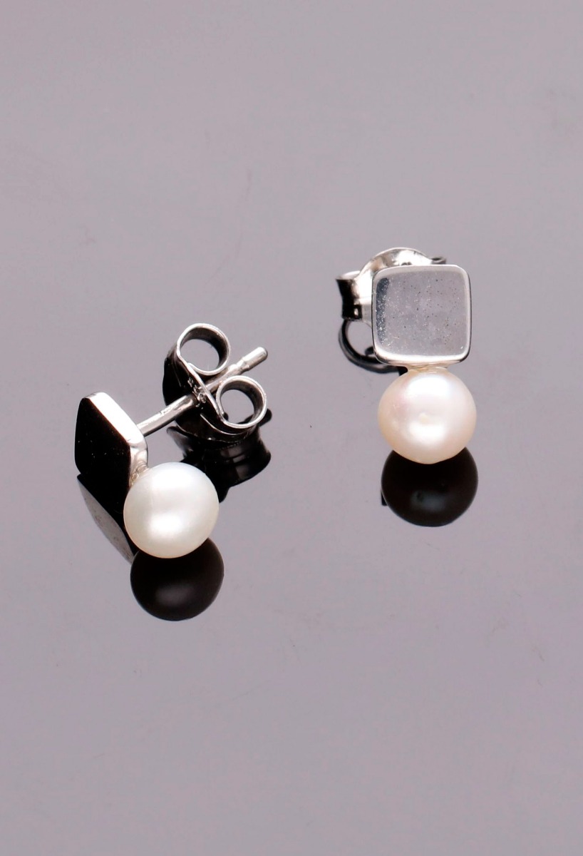 Pendientes de plata con perla 266_013724-1-1 Pendientes de plata con perla 266_013724-1-1 fondo negro