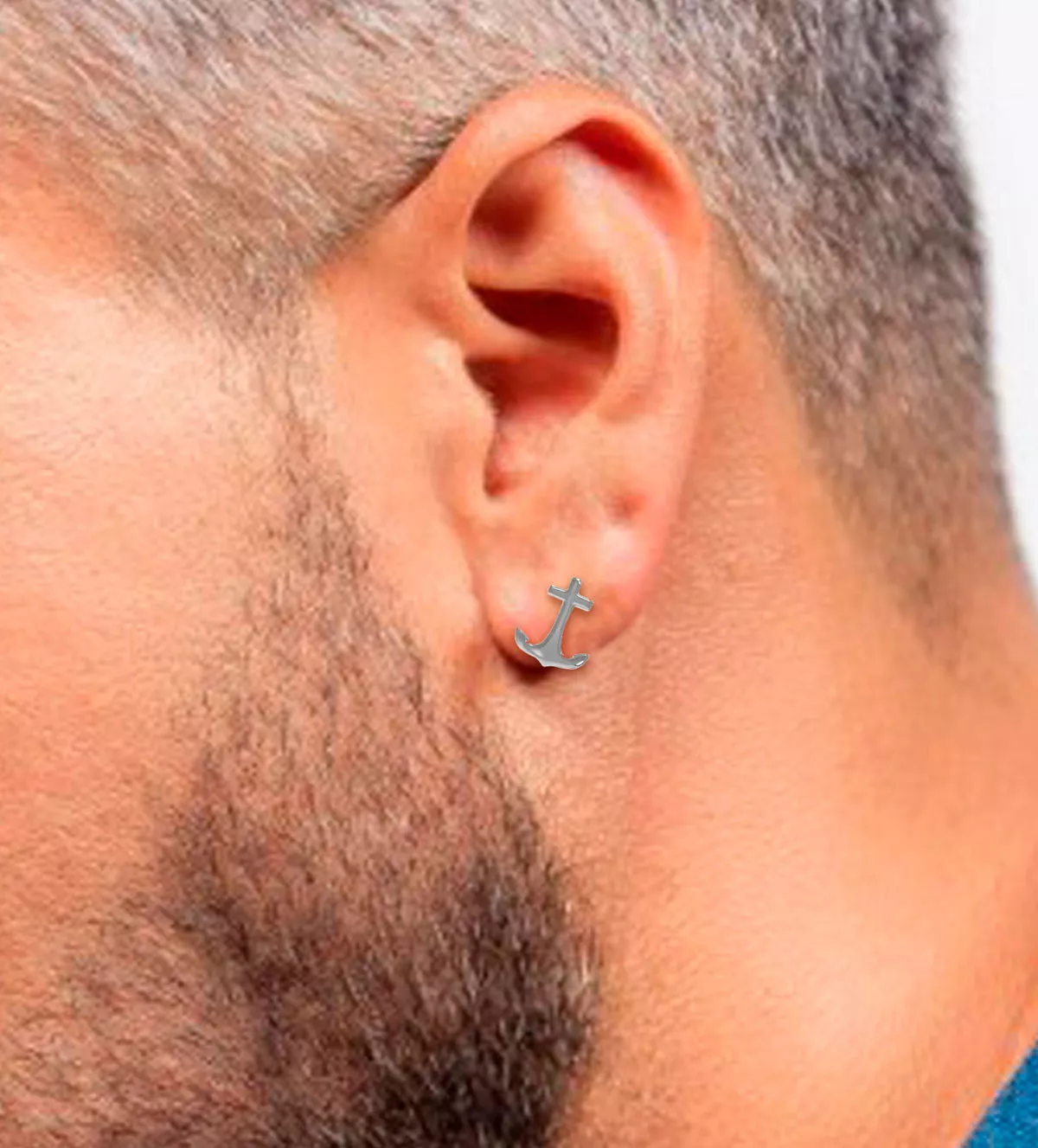 Pendientes de plata "Ancla Blanca" pendientes de plata modelo ancla vista modelo hombre