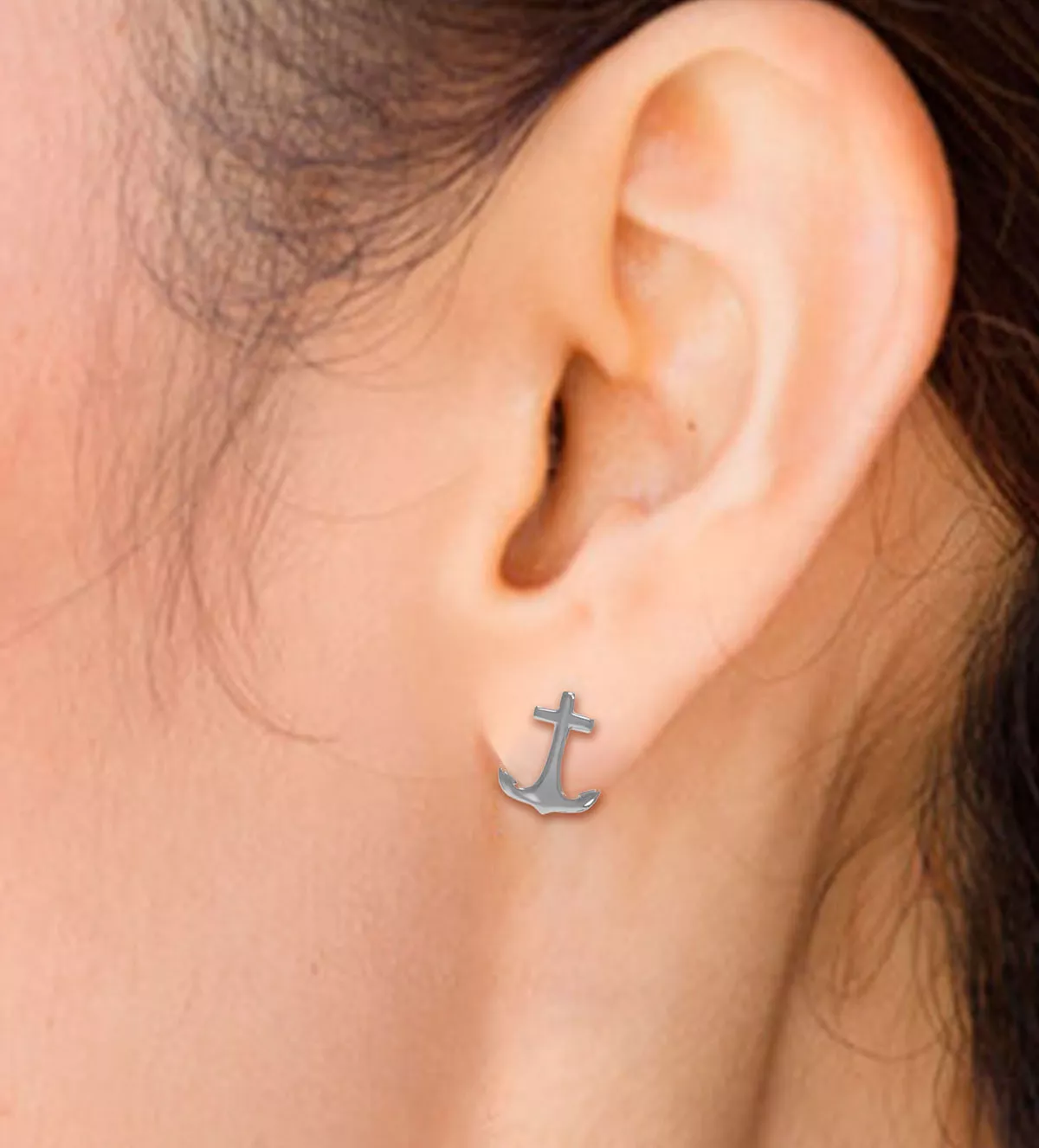 Pendientes de plata "Ancla Blanca" pendientes de plata modelo ancla vista modelo mujer