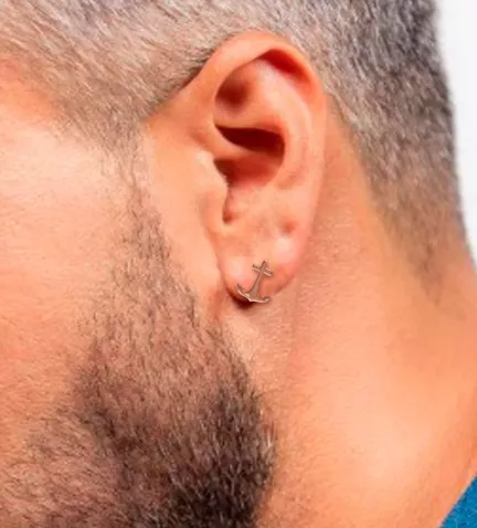 pendientes de plata chapada en tono rosa ancla toma modelo masculino