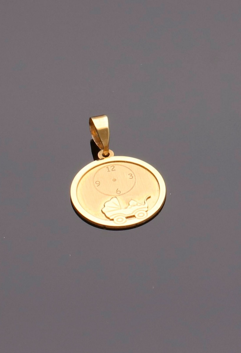 Colgante oro 18K disco con reloj y cochecito de bebe 243_000-06759 medalla disco para bebe reloj y cochecito toma fisica sin recortes sobre fondo negro