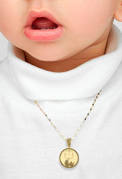 Colgante oro 18K disco con reloj y cochecito de bebe 243_000-06759 medlla del reloj con cochecito oro 18 ktes 243_000-06759 foto en modelo infantil