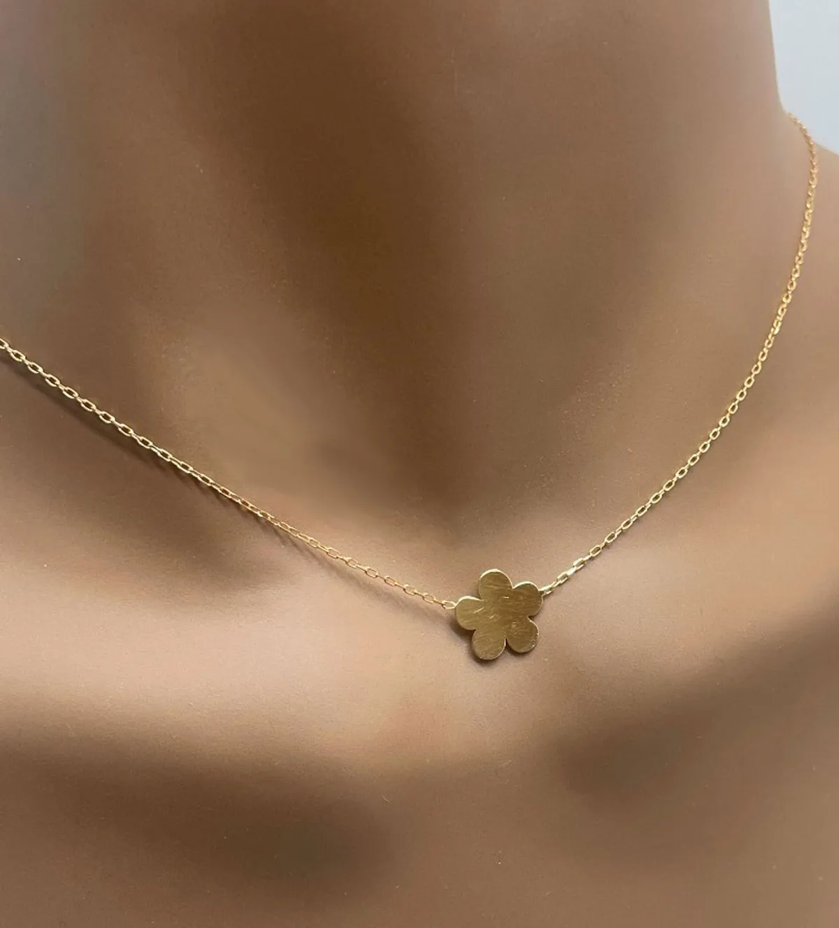 Gargantilla de oro 18 kilates con motivo flor 030_EC-37-CAD gargantilla-de-oro-030_ec-37-cad busto