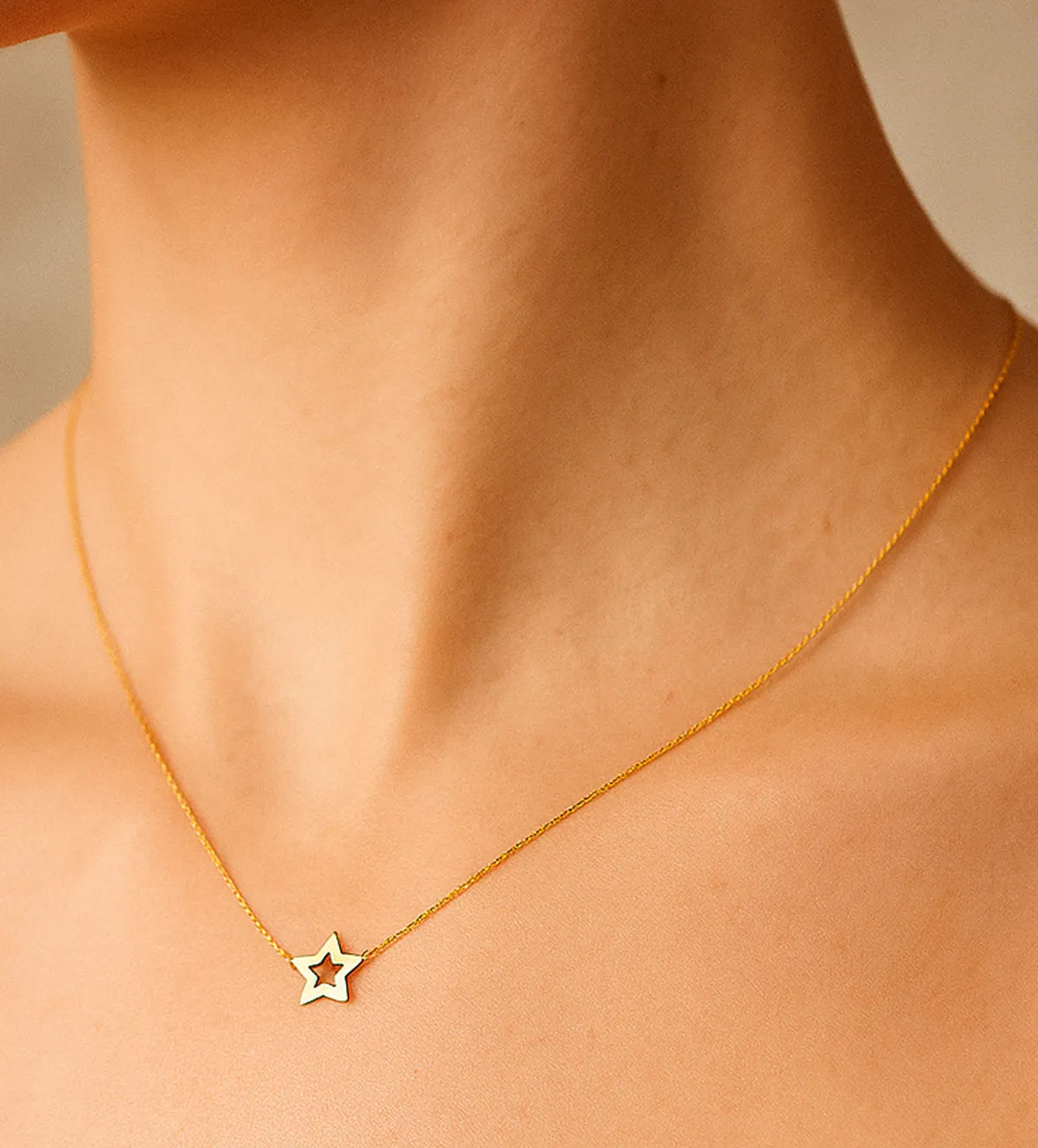 Gargantilla de oro 18K motivo estrella 030_EC-64-CAD gargantilla-de-oro-estrella-030-ec-64-cad foto modelo IA