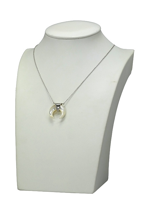 gargantilla plata con motivo media luna de nacar vista en expositor 280_2030600_02