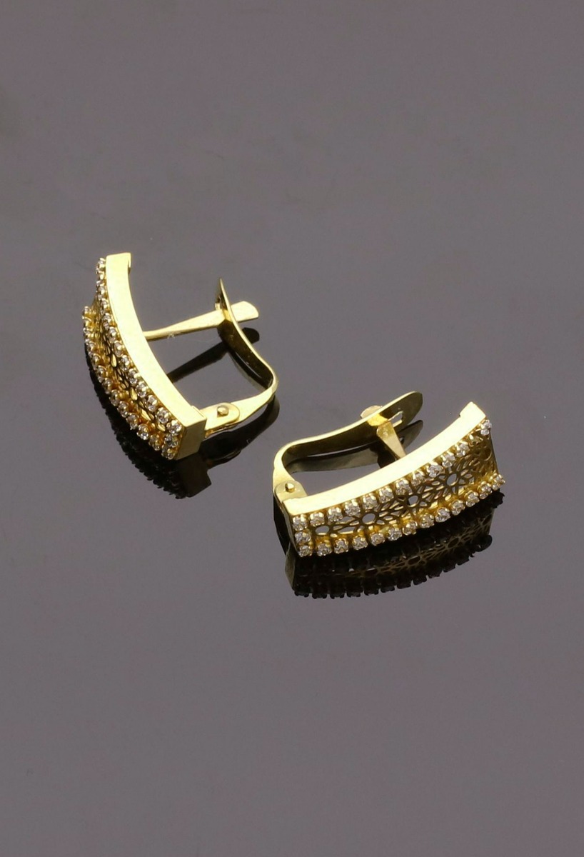 Pendientes oro amarillo y circonitas 030_2668 pendientes oro amarillo y circonitas foto sin recortar sobre fondo negro