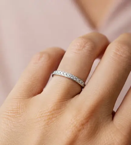 anillo-de-compromiso-oro-blanco-y-brillantes-284_BSM-012_10.webp modelo mano IA