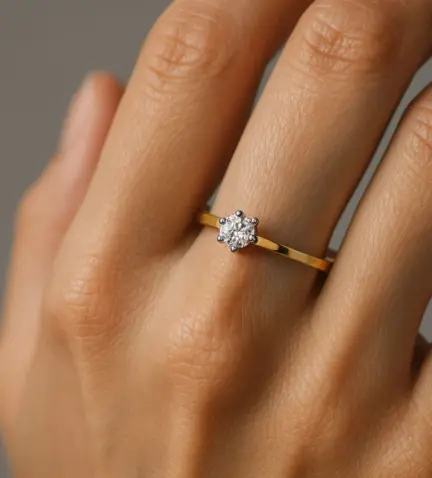 anillo-de-oro-bicolor-18k-con-circon-289_1215660S modelo mano