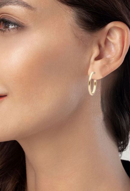 pendientes de aro oro amarillo 24 mm de diámetro 030_1649-22 fotomontaje modelo femenino