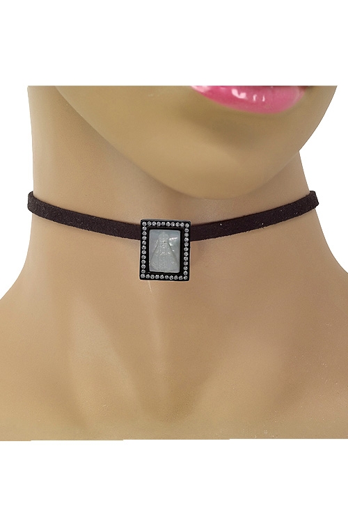choker seda negra y motivo medalla de nacar con Virgen vista en peto 295_PVOL73568_01