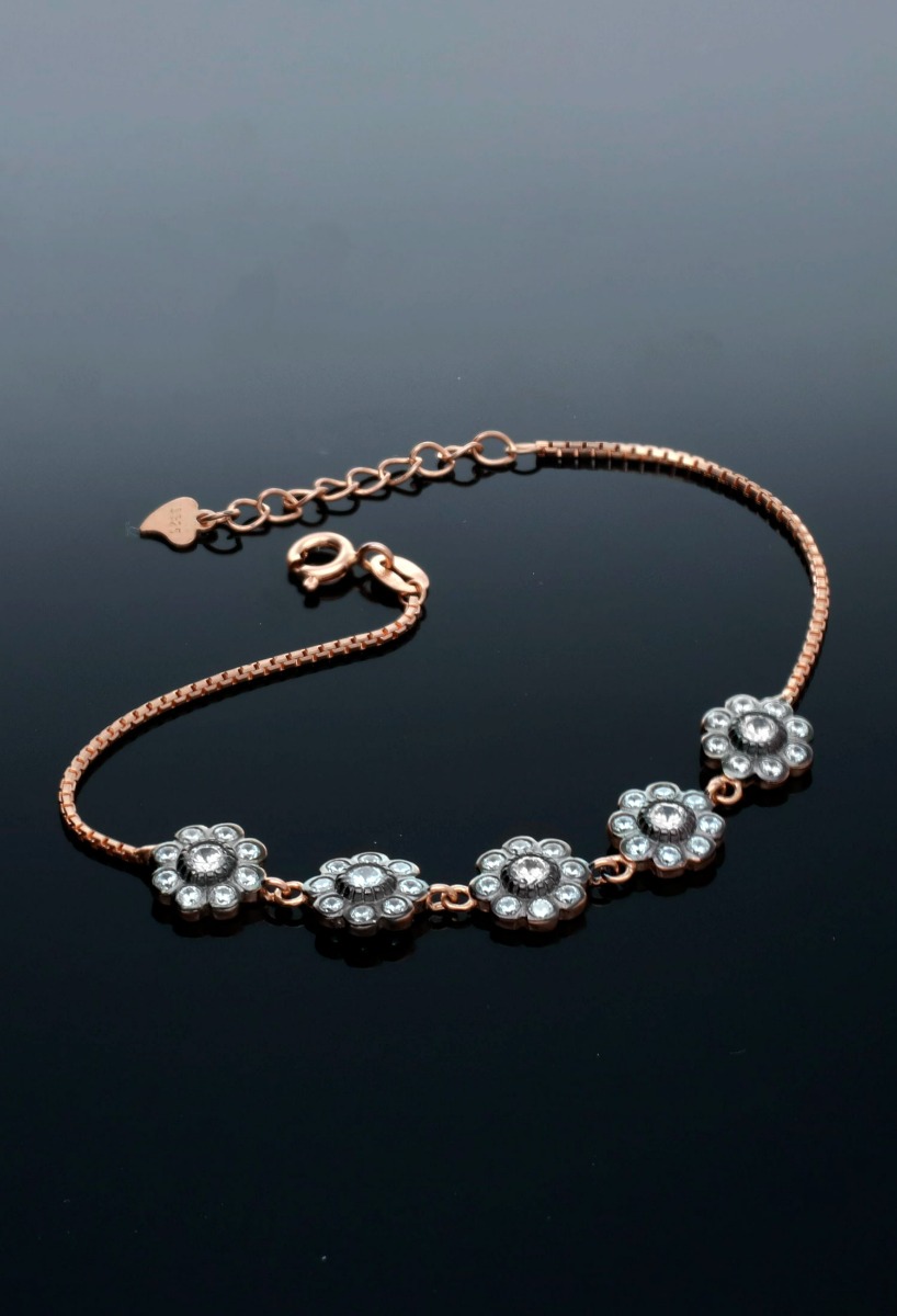 Pulsera plata chapada rosetas 295_PPUL17229 pulsera plata chapada en rosa rosetas art deco vista fondo negro sin recortes 295_PPUL17229_02