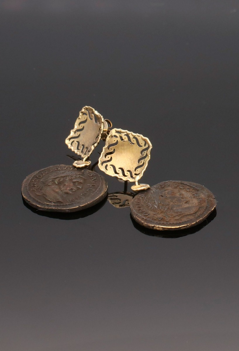 Pendientes de oro con moneda de bronce 095_446377 pendientes de moneda colgando de motivo oro descuento online vista frontal FOTO FONDO NEGRO