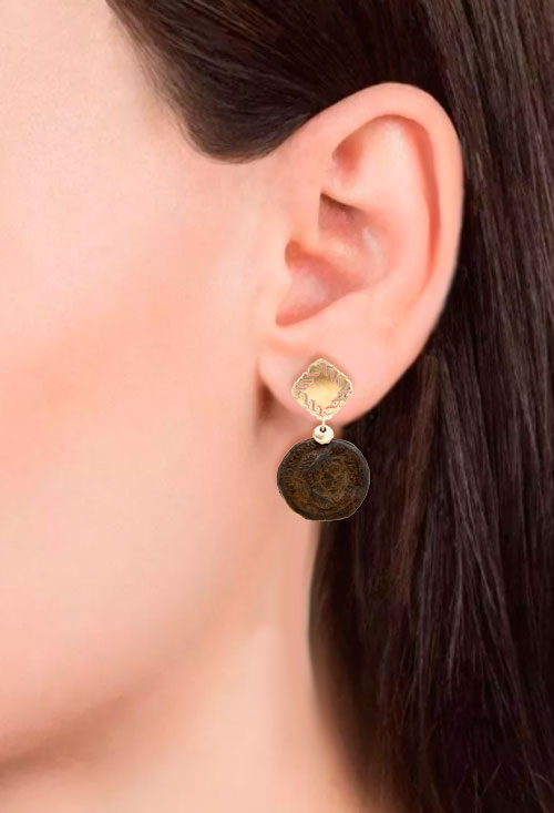 Pendientes de oro con moneda de bronce 095_446377 pendientes de moneda colgando de motivo oro descuento online vista en modelo 095_446377_02