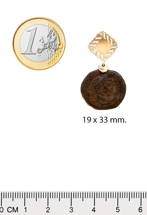 Pendientes de oro con moneda de bronce 095_446377 pendientes de moneda colgando de motivo oro descuento online vista en modelo 095_446377_02 foto con medidas