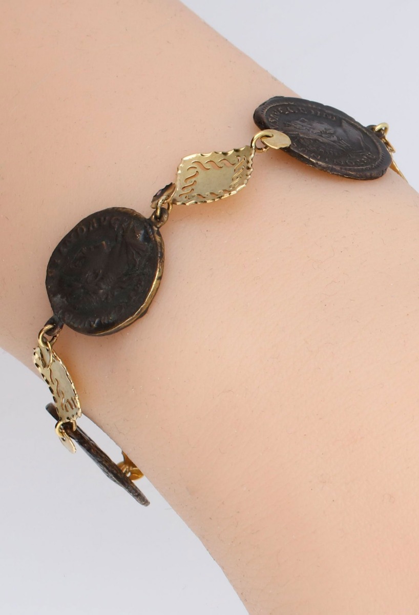 Pulsera mujer oro y monedas de bronce 095_448316 pulsera oro amarillo y monedas de bronce en muñeca de mujer