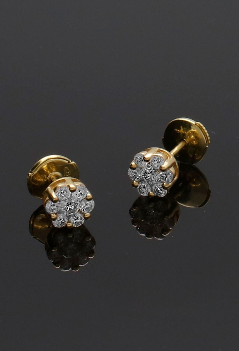 Pendientes oro 18 ktes con brillantes 318_2-385-31 pendientes de oro amarillo 18 ktes con brillantes fotografia sin arreglos con fondo negro