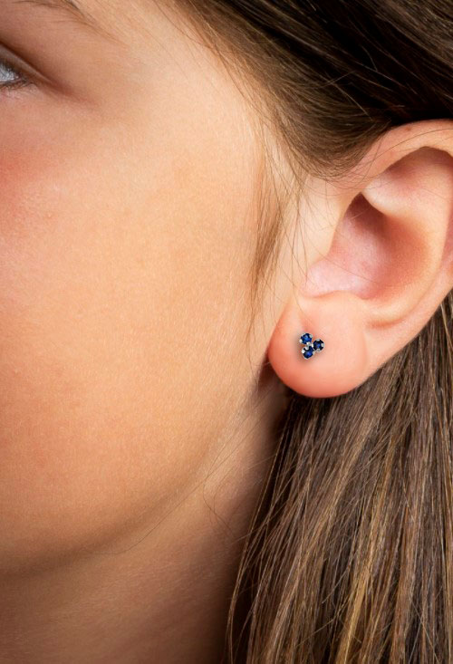 Pendientes oro blanco para niña o bebe 030_2437-A-B pendientes oro blanco y simil zafiro con forma de trebol foto para web el rubi joyeros toma en modelo