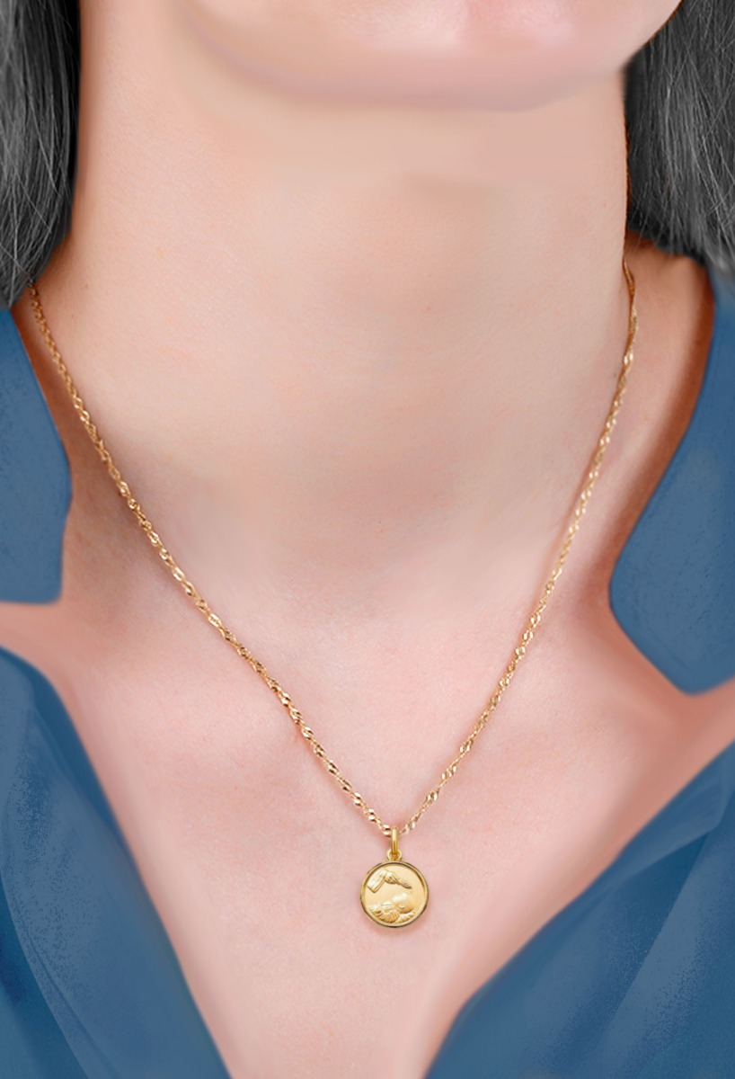Medalla bautizo oro amarillo 18 kilates 045_1260468-14 medalla oro bautismo vista modelo mujer