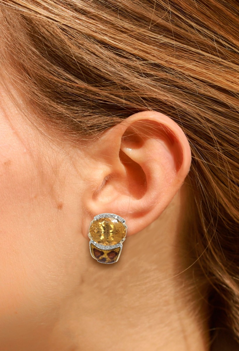 pendientes oro y diamantes esmalte a fuego piel de jaguar vista en modelo femenino