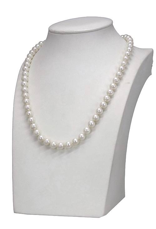 collar perlas cultivadas calidad akoya de 7,5 mm de diámetro y 46 cm de largo con cierre de oro amarillo 18k y rubies finos foto en expositor 083_QC4379_03