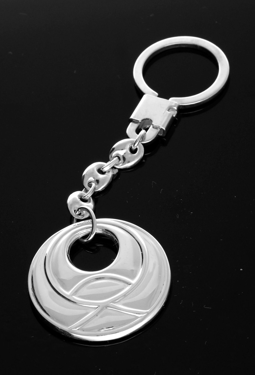 Llavero de plata chapa circular 037_LP331 llavero plata ley sin recortar sobre fondo negra