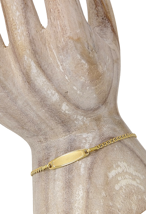 pulsera oro 18 kilates para niña primera comunion chapa central para grabar y dos entrepiezas en forma de flor foto modelo mano 005_00025_04