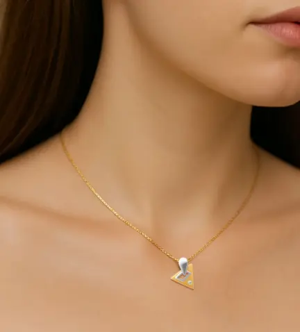 colgante-de-oro-bicolor-con-brillante-038_LO-030-19AM03 modelo mujer