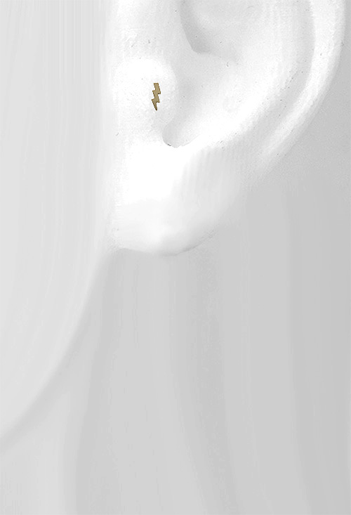 Piercing de oro amarillo de 18 kilates con forma de rayo para el tragus de la oreja en nuestra joyeria online peto