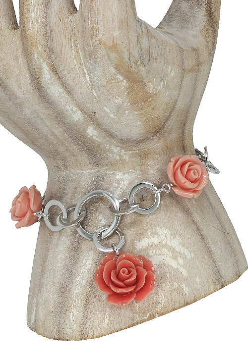 Pulsera plata con entrepiezas forma de rosa 103_SP343X-R pulsera plata con motivos de pasta coral rosas vista maniqui mano precio outlet de joyeria 103_SP343X-R_04