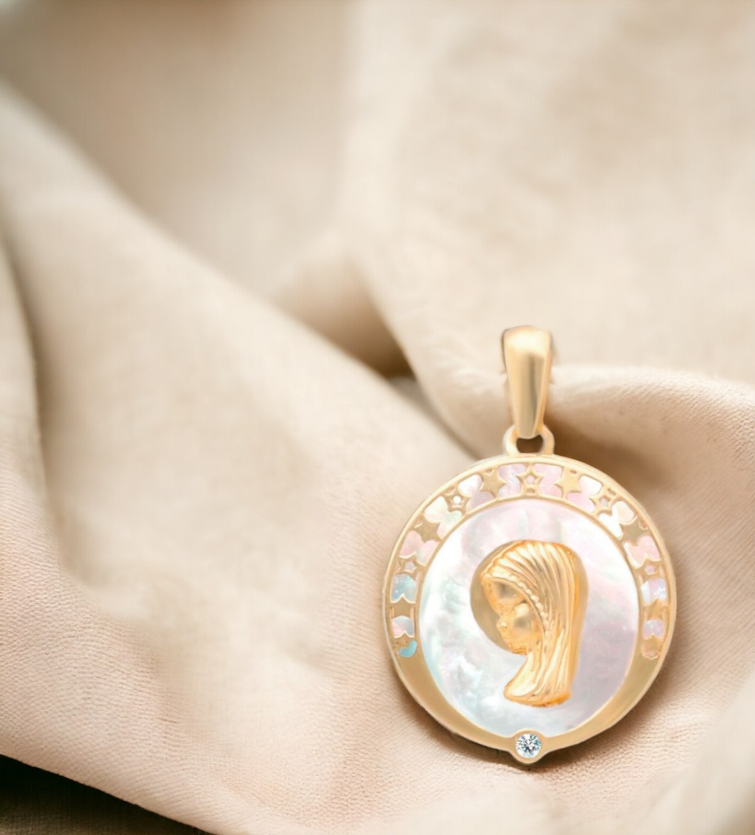 medalla oro 18k y nacar virgen niña toma redes sociales para web