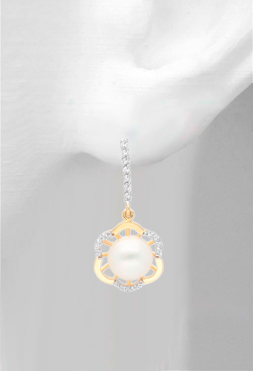 Pendientes largos oro amarillo y perlas 038_LO-015-20AM02 pendientes largos oro 18 kilates con perlas cultivadas y circonitas vista maniqui oreja