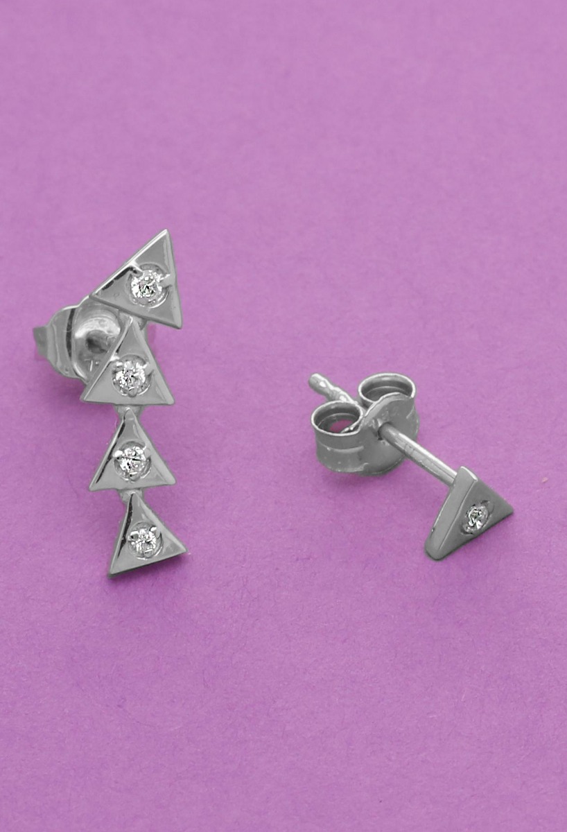 Pendientes oro blanco 18k triángulos 030_3610-B pendientes desparejados oro blanco 18k con circonitas imagen sin recortes sobre fondo de color malva