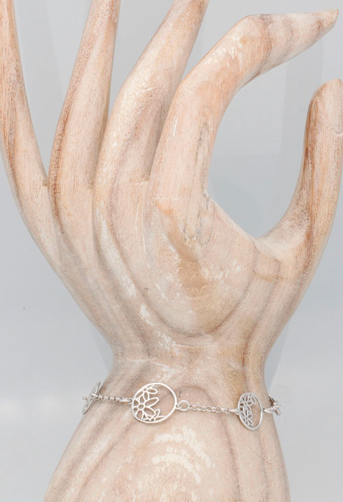 Pulsera plata flores caladas 240_I3-5RF pulsera de plata con entrepiezas circulares caladas con flores vista modelo mano 240_I3-5RF_01