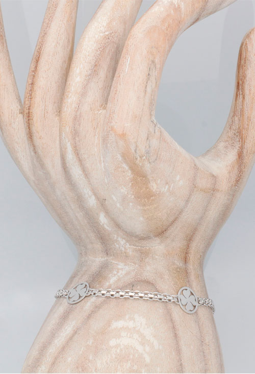 Pulsera plata tréboles 240_POT-F6 pulsera de plata con entrepiezas en forma de trébol vista modelo mano 240_POT-F6_01