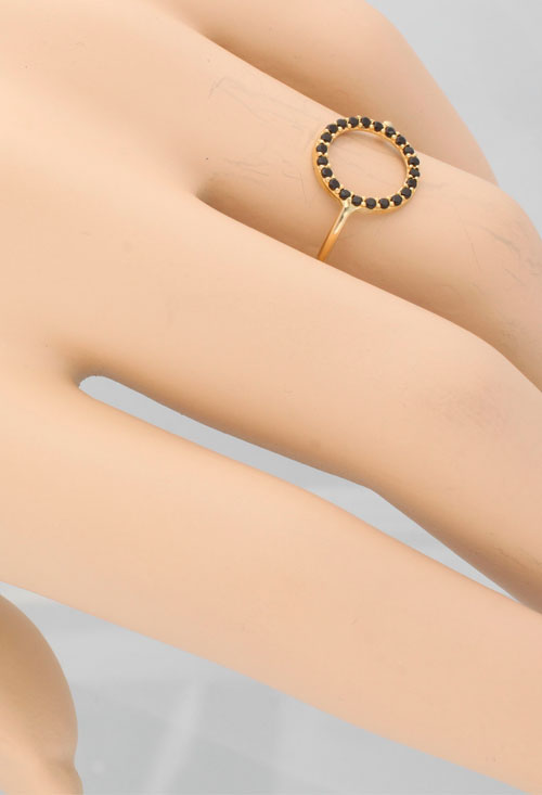 anillo oro amarillo 18 kilates y circonitas negras motivo galeria circular foto maniqui 030_3058-N_03