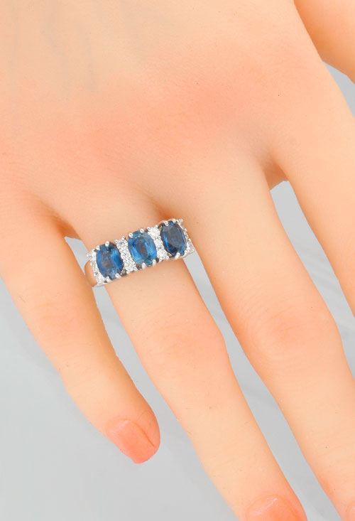 anillo oro blanco 18 kilates con diamantes y zafiros de Kanchanaburi foto modelo mano 305_BG163-Z_03