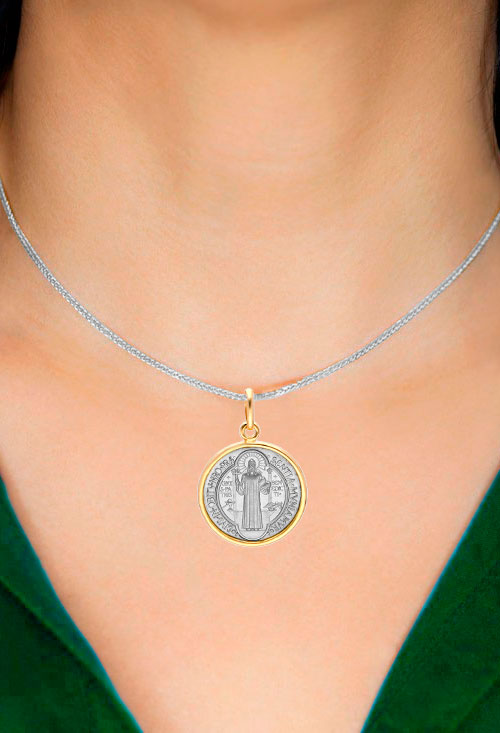 Medalla oro blanco y amarillo 18K San Benito 045_1290605-18 medalla religiosa oro bicolor 18 kilates san benito foto modelo 045_1290605-18_03