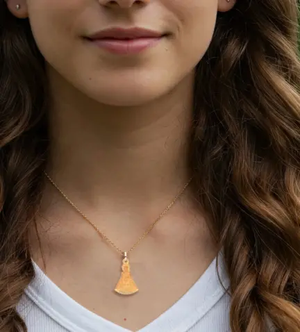 medalla de oro virgen de covadonga silueta foto modelo