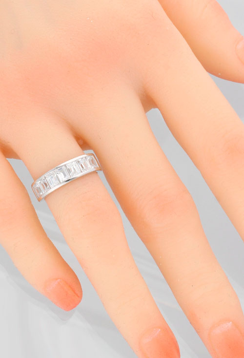 Sortija de plata y circonitas talla cuadrada anillo plata y circonitas cuadrada media alianza foto principal maniqui para parrilla web joyeria el rubi