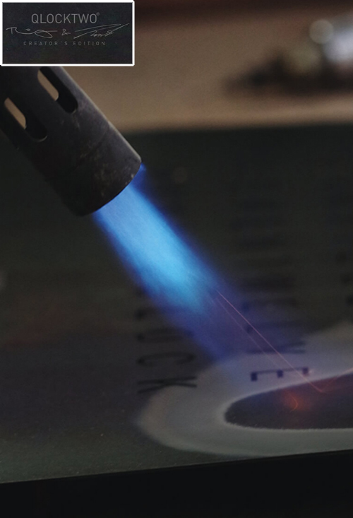 Qlocktwo Stainless Steel Raw Iron reloj de pared letras tratamiento térmico