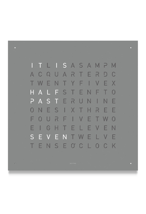 Qlocktwo Stainless Steel Grey Pepper reloj de pared letras frontal
