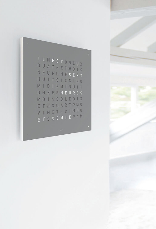 Qlocktwo Stainless Steel Grey Pepper reloj de pared letras de 45x45 Cms Qlocktwo Stainless Steel Grey Pepper reloj de pared letras colgado