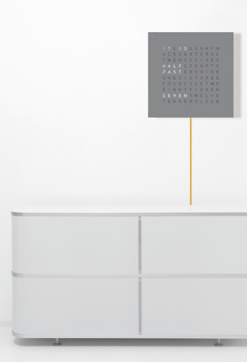 Qlocktwo Stainless Steel Grey Pepper reloj de pared letras de 45x45 Cms Qlocktwo Stainless Steel Grey Pepper reloj de pared letras colgado pared