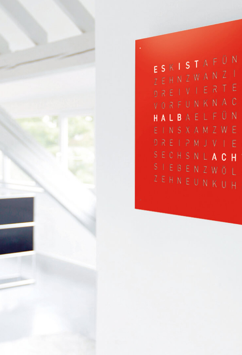 Qlocktwo Stainless Steel Red Pepper reloj de pared letras de 45x45 Cms Qlocktwo Stainless Steel Red Pepper reloj de pared letras colgado