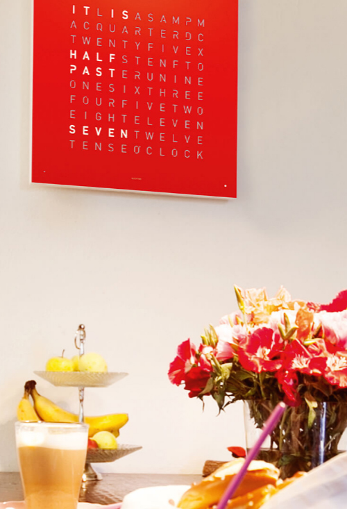 Qlocktwo Stainless Steel Red Pepper reloj de pared letras de 45x45 Cms Qlocktwo Stainless Steel Red Pepper reloj de pared letras colgado 2