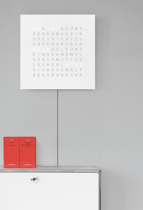 Qlocktwo Stainless Steel White Pepper reloj de pared letras de 45x45 Cms Qlocktwo Stainless Steel White Pepper reloj de pared letras colgado