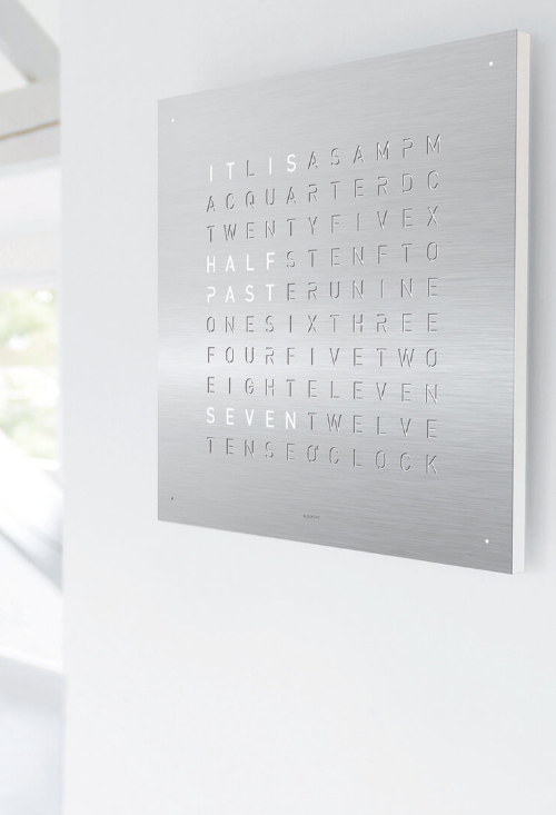Qlocktwo Stainless Steel Brushed Weiss reloj pared letras de 45x45 Cms Qlocktwo Stainless Steel Brushed Weiss reloj de pared letras lateral
